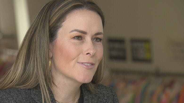 日章旗を返還したヴィクトリアさん