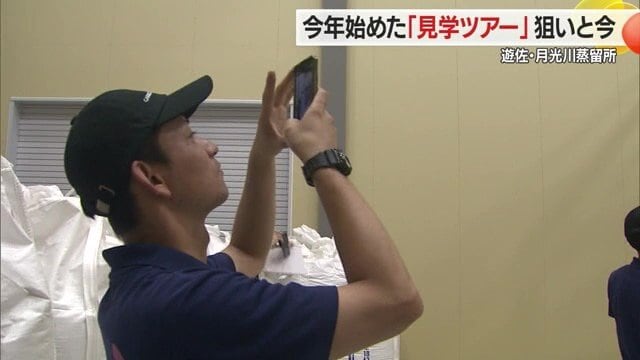 訪れた4人それぞれが真剣なまなざしで見学していた