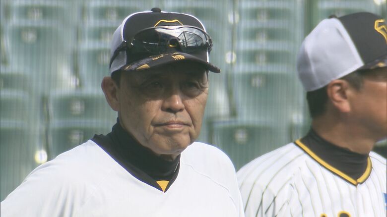 選手の練習姿に目を光らす岡田監督