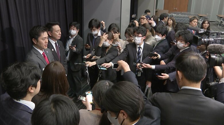 多数の記者とカメラに囲まれた吉村代表