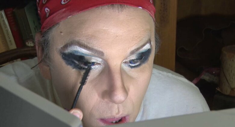 レディー・マガ・USAの化粧のポイントは大きな目元だと話す