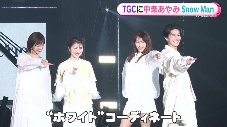ドラマ「ドクターホワイト」に出演する（左から）岡崎紗絵さん、浜辺美波さん、瀧本美織さん、高橋文哉さんが、真っ白なコーディネートで、ランウェーで決めポーズ