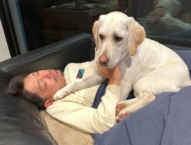 堂々と旦那さんの上に座り込む