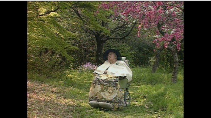 庭で寛ぐ香淳皇后