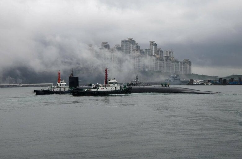 韓国・釜山に入港する米海軍戦略ミサイル原潜ケンタッキー。米戦略ミサイル原潜の韓国寄港は42年ぶりとされる。（米国防総省公式画像）