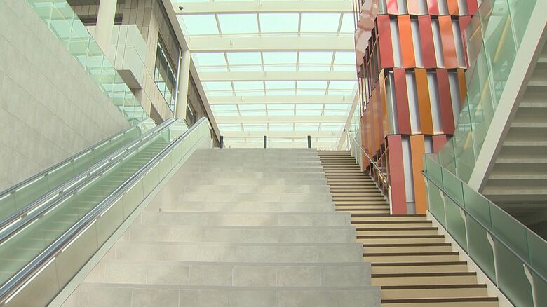 広場と西堀ローサをつなぐ大階段・エスカレーター