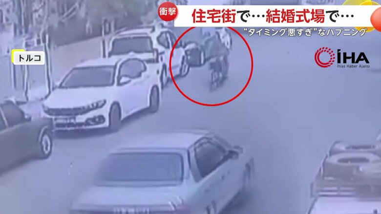 開いた車のドアにバイクが激突する瞬間（4月15日、トルコ）②