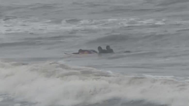 男性を救助している様子（視聴者撮影）