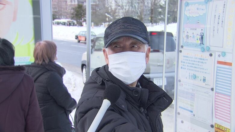 タクシーを利用する高齢者