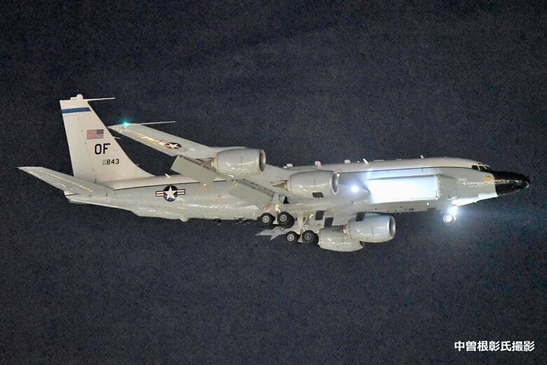 横田基地に着陸するRC-135Vリベットジョイント電子偵察機