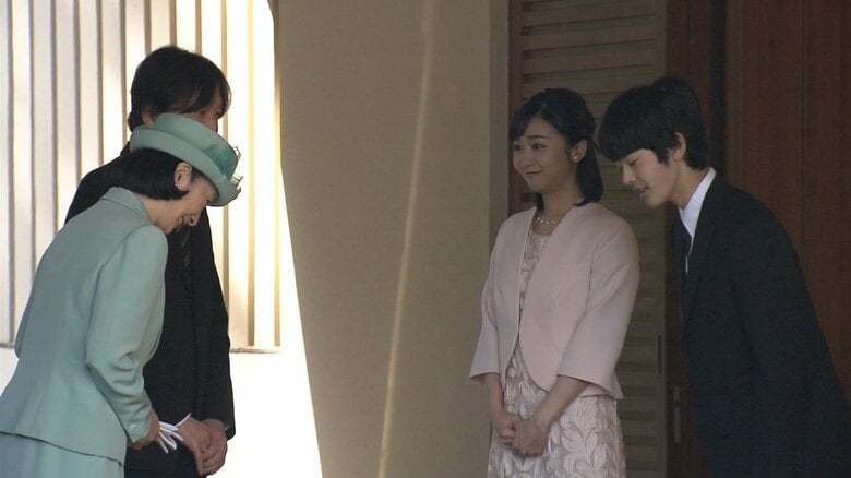 佳子さま、悠仁さまから見送りを受けられる秋篠宮ご夫妻（午前8時半ごろ 秋篠宮邸）