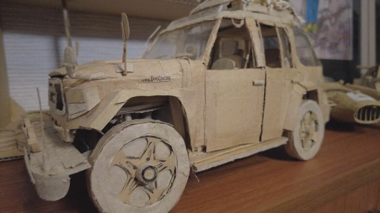 段ボールで作った車の模型