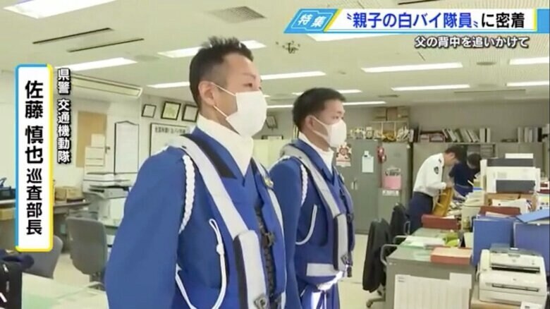 上司の佐藤巡査部長（左）について研修中の智也さん（右）