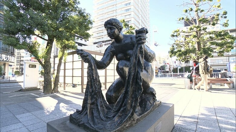 「洗濯する女」像