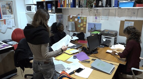 職員やボランティアが一緒になって運営ついて様々なやりとりが行われる