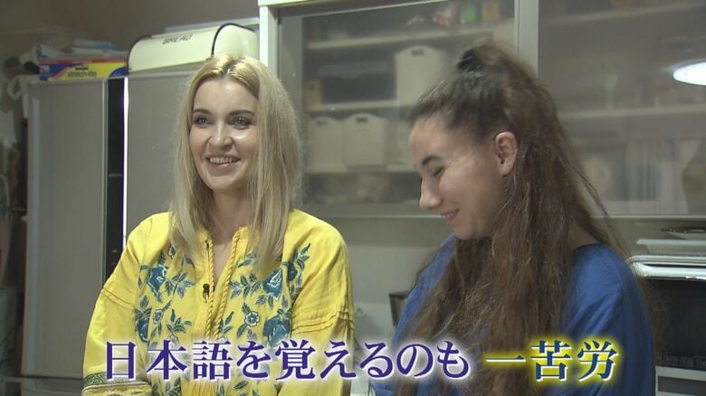 リディヤさんを手助けするナタリヤさん