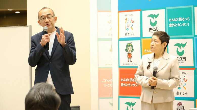 健康医療ジャーナリスト西沢邦浩さん（左）と長野県栄養士会副会長花岡佐喜子さん（右）