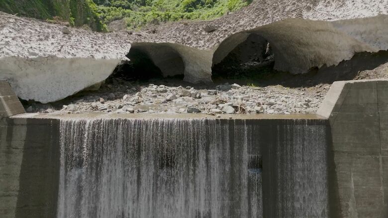 川が雪を溶かし雪がアーチ状に