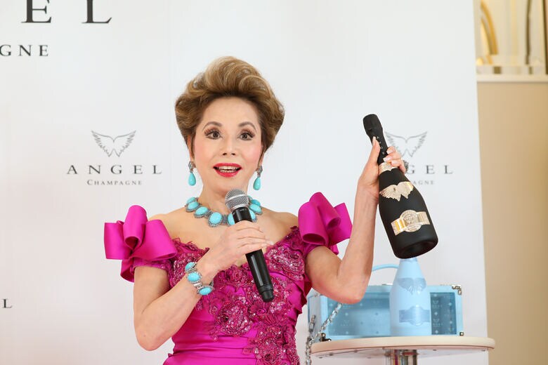 シャンパンが大好きで…デヴィ夫人