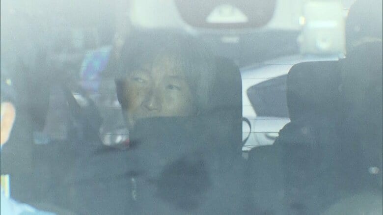 送検される夫の保谷仁容疑者（22日午前）