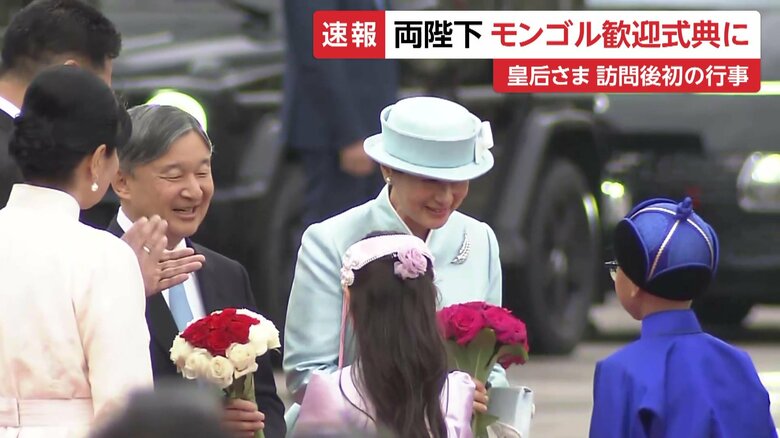 チンギスハン像の前で行われる歓迎式典に出席する天皇皇后両陛下　モンゴル・スフバートル広場