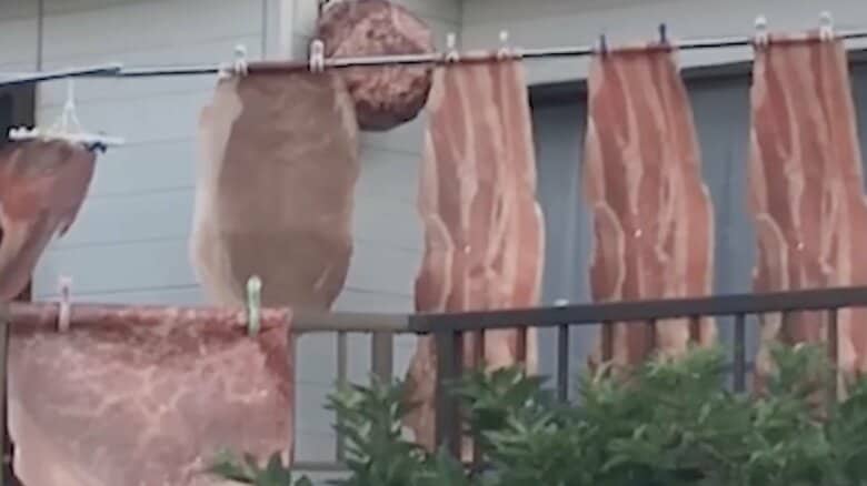 ベランダに干された生肉の特大プリント
