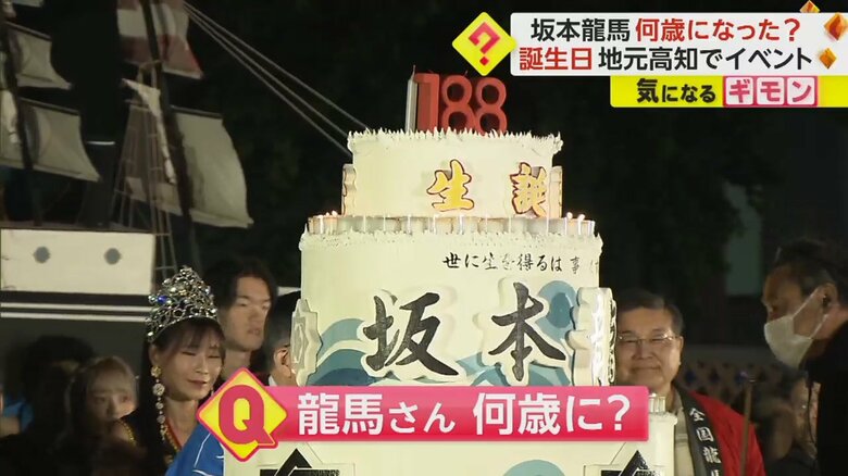 たくさんのロウソクが立てられた巨大なバースデーケーキ