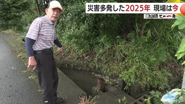 被害状況を説明する深町四雄さん（被災当時）