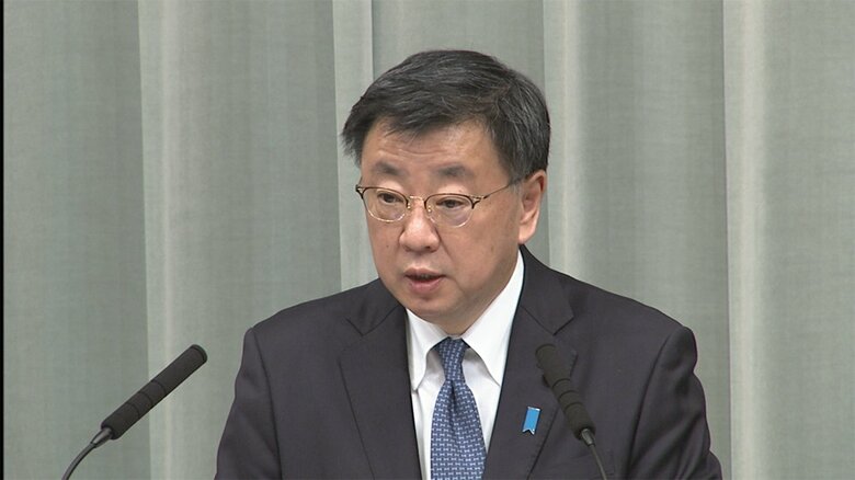 記者会見を行う松野官房長官（10日午後）