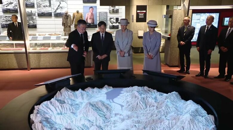 原爆資料館で館長が説明