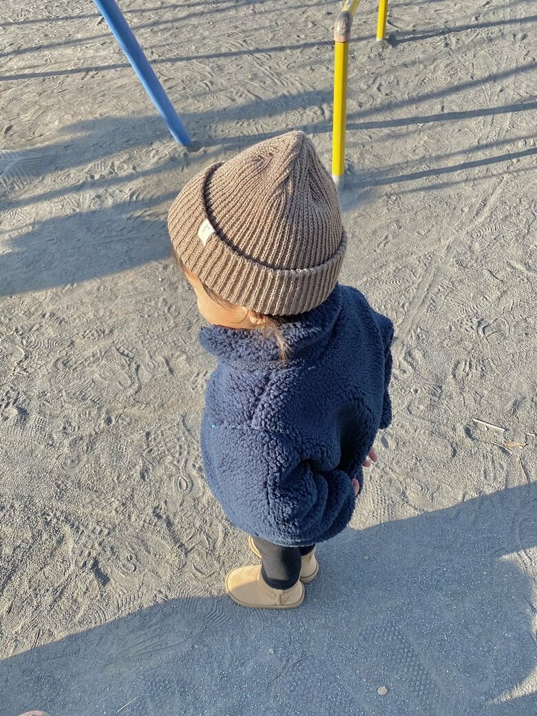 ブランコ待ちでも後ろ手に組んでいる