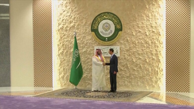 握手しながら談笑するムハンマド皇太子とアサド大統領（5月19日）