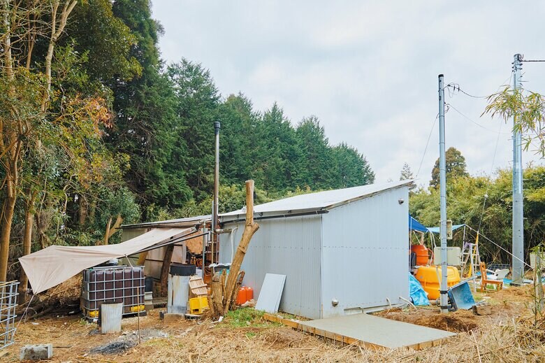 かずひろさんの小屋の外観。単管パイプを組んでガルバリム鋼板の壁を張っている（写真／星 亘）