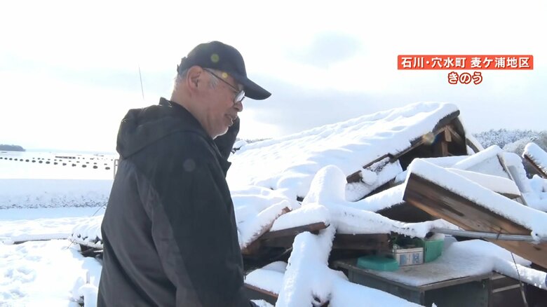 わずかな隙間で助かったという男性と倒壊した小屋
