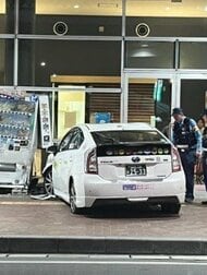 タクシーが歩道に乗り上げ自動販売機に突っ込む　運転の83歳男性「ブレーキ踏んだが利かなかった」JR博多南駅に隣接のビル　福岡