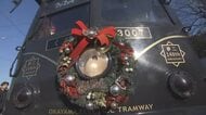 岡山市の路面電車に「クリスマス電車」　初日は電車に乗ったサンタさんが子供たちにプレゼント【岡山】