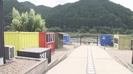 「自然の中でより映える」大自然の川沿いにカラフルなコンテナ並ぶ“絶景カフェ” プライベート空間で非日常のひと時