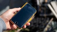 スマホを小指で支えるのは要注意!? 手指専門の医師に聞いた“楽な持ち方”と“負担がかかる持ち方”