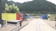 「自然の中でより映える」大自然の川沿いにカラフルなコンテナ並ぶ“絶景カフェ” プライベート空間で非日常のひと時