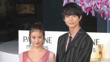 恋人同士のドキドキで色が変化! 今田美桜・鈴木仁 体験型クリスマスツリーに感動
