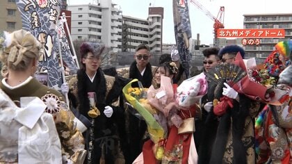 【成人式】“北九州の恥”をアートとして発信！ ド派手衣装でランウェイを歩くファッションショーを開催