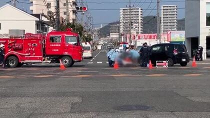 「バイクの人が路上に倒れている」交差点で車とバイクが衝突　バイクの男性が重傷見込み　広島市中区