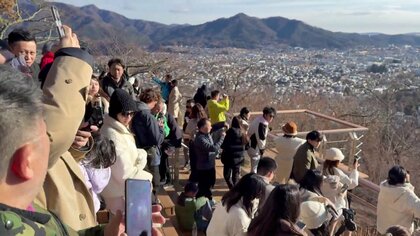 “富士山と五重塔”に訪日客殺到…周辺住民の生活に支障「駐車場有料化」へ　住宅敷地内で記念撮影する観光客も　