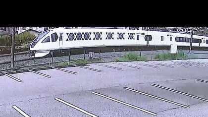 東武日光線で4人死亡　特急運転士は見張り員の合図確認し時速52kmで進入　作業員発見し非常ブレーキも間に合わず
