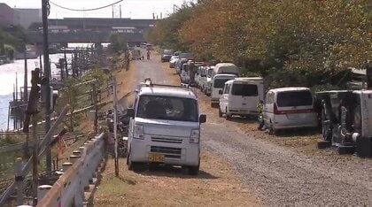 【独自】千葉・真間川沿いに“不法投棄の穴場”？横倒しの廃車・不法係留の船が50隻以上…「処分費用払えず放置」も
