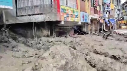「全部失いました」濁流が街をのみ込む　泥だらけで荷物運び出し　大規模な地滑りも…ペルーとケニアで洪水被害