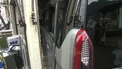 衝撃】軽乗用車が住宅に突っ込む 80代の男性「アクセルとブレーキを