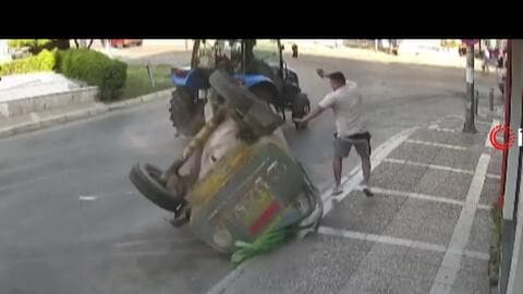 転がる巨大給水タンクと男性“間一髪”直撃を免れた瞬間　修理中のバイク炎上、息を「ふーふー」吹きかけ消火する男性も　トルコ
