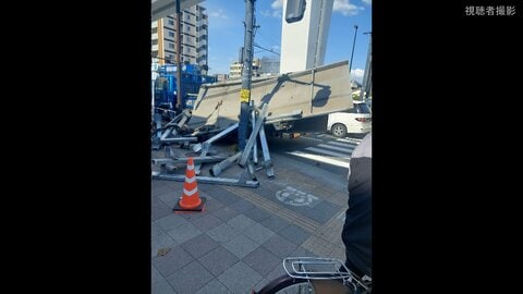 トラック積載の鉄骨や鉄板が歩道に散乱　右折時に荷崩れか　ガードレールなど破損し歩道ふさぐ　けが人なし　東京・足立区　
