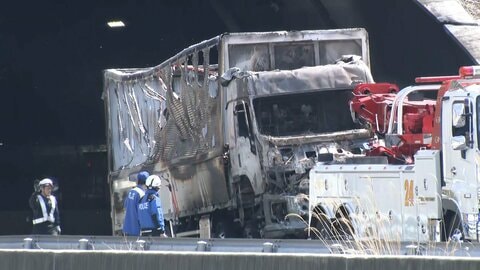 トンネル内で渋滞の車列に大型トラック追突し5人死亡　三重・亀山市の新名神高速　新東名でも12台絡む事故